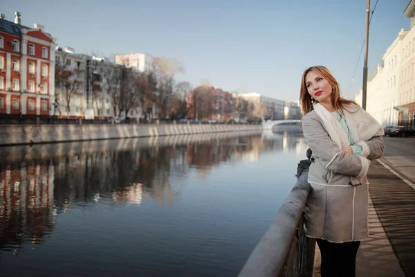 Happy vacker flicka vandrar i staden — Stockfoto