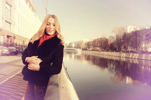 Young beautiful girl walking in city — Stock Photo, Image