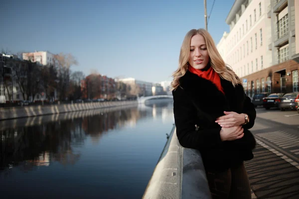 Beautiful Girl walking through Moscow — Stock Photo, Image