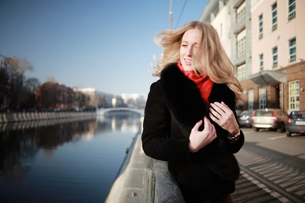 Beautiful Girl walking through Moscow — Stock Photo, Image