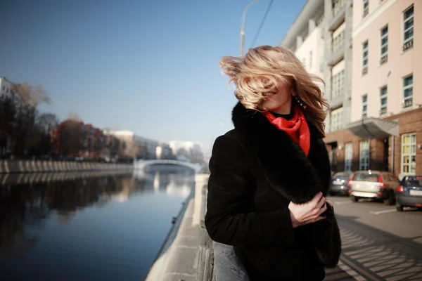 Vacker flicka gå genom Moskva — Stockfoto