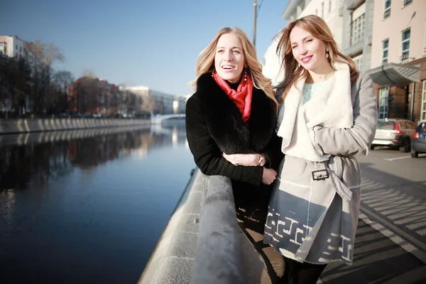 Hermosas chicas caminando por Moscú —  Fotos de Stock