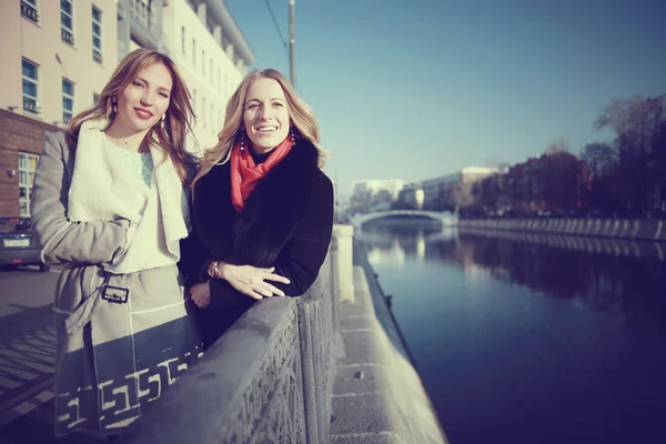 Two friends walking in city — Stock Photo, Image