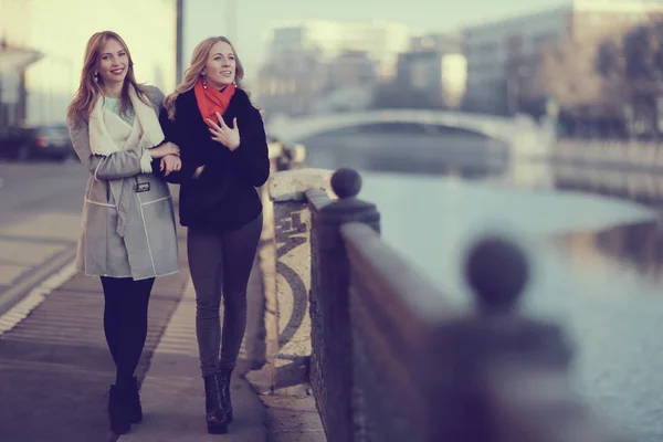 도시에서 걷는 젊은 여성 — 스톡 사진