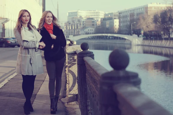 Två vänner promenader i staden — Stockfoto