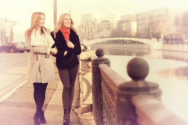 Två vänner promenader i staden — Stockfoto