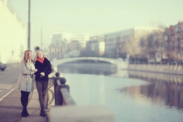 Young women walking in city — Stock Photo, Image