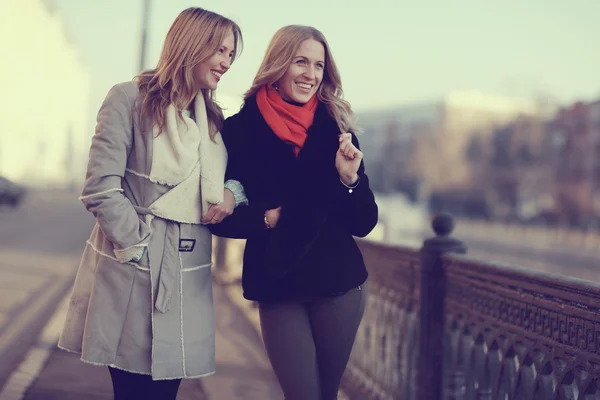 Giovani donne che camminano in città — Foto Stock