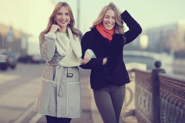 Belle ragazze a piedi attraverso Mosca — Foto Stock