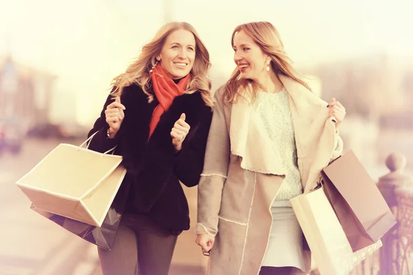 Two friends walking in city — Stock Photo, Image