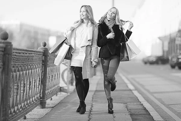 Mujeres jóvenes caminando en la ciudad — Foto de Stock