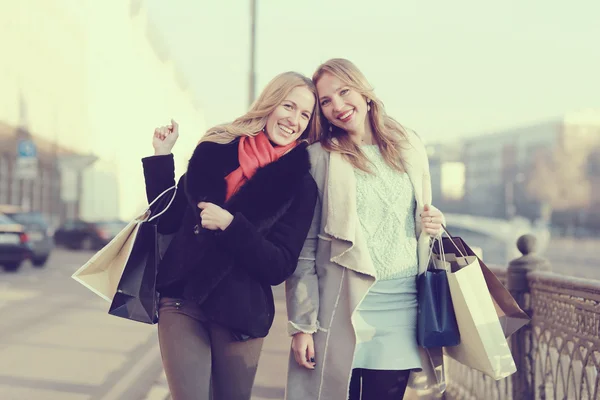 Young women walking in city — Stock Photo, Image