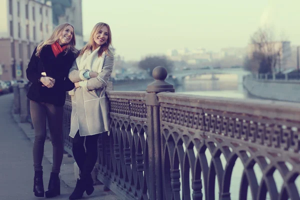 Belle ragazze a piedi attraverso Mosca — Foto Stock