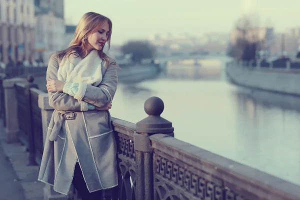 Menina caminhando por Moscou no outono — Fotografia de Stock