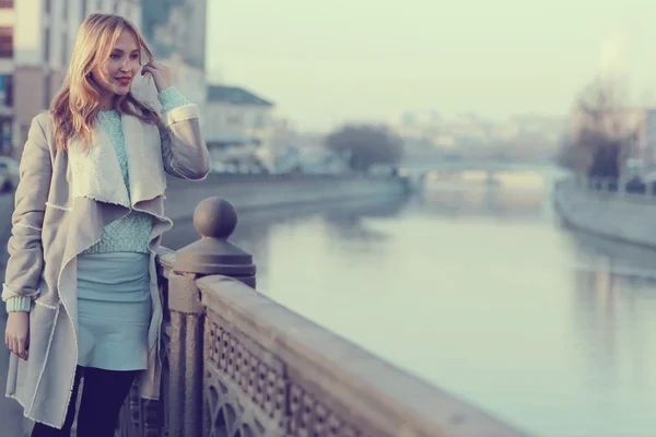 Happy beautiful girl walking in city — Stock Photo, Image