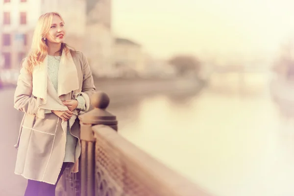 Menina bonita feliz andando na cidade — Fotografia de Stock