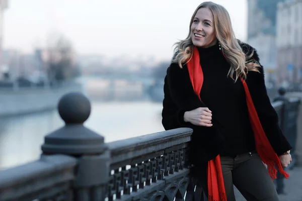 Beautiful Girl walking through Moscow — Stock Photo, Image