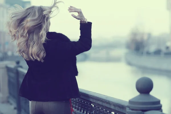 Beautiful Girl walking through Moscow — Stock Photo, Image