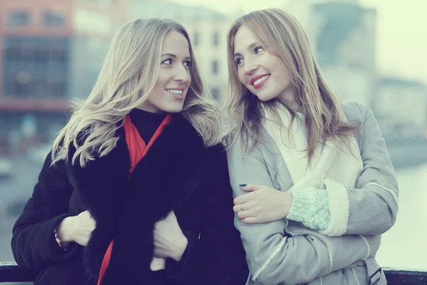 Giovani donne che camminano in città — Foto Stock