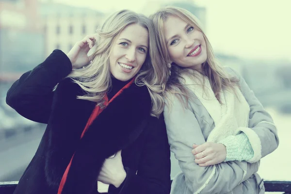 Jonge vrouwen lopen in de stad — Stockfoto