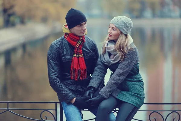 Pareja caminando en el parque de otoño —  Fotos de Stock