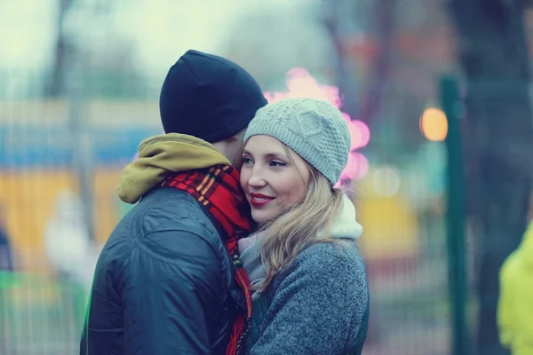 Pareja caminando en el parque de otoño — Foto de Stock