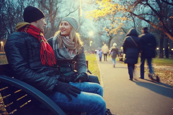 Pareja caminando en el parque de otoño —  Fotos de Stock