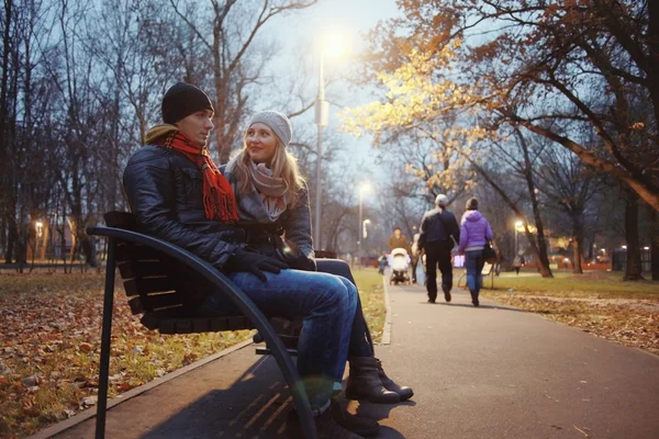 Pareja caminando en el parque de otoño —  Fotos de Stock