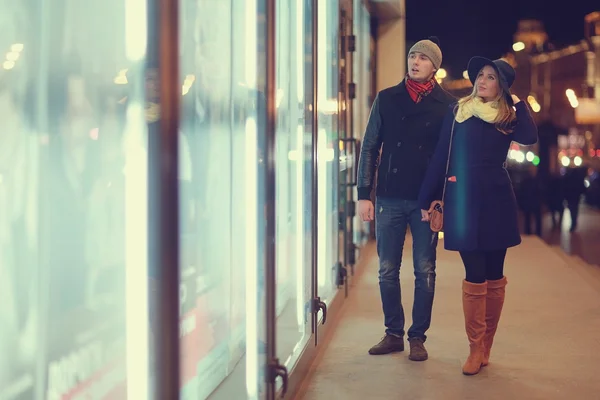 Atractiva pareja caminando por la ciudad — Foto de Stock
