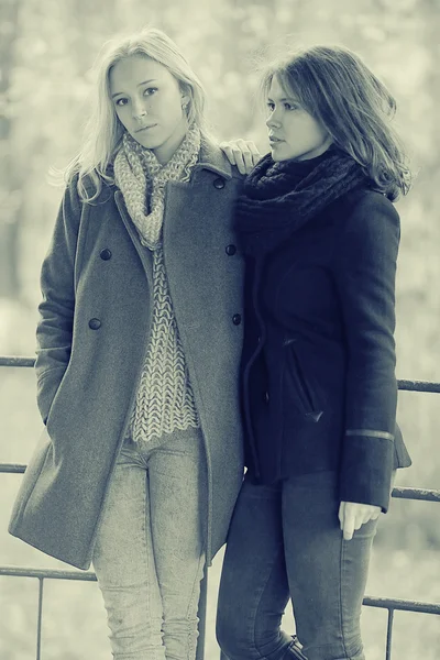 Twee jonge aantrekkelijke vrouwen — Stockfoto