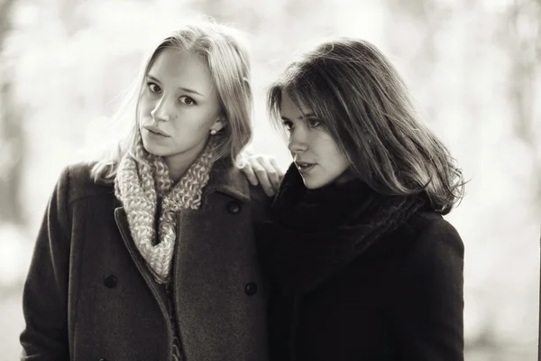 두 젊은 매력적인 여자 — 스톡 사진