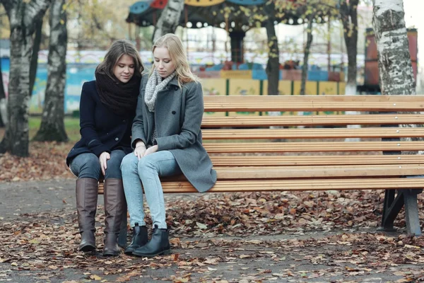 Due amiche che camminano in città — Foto Stock