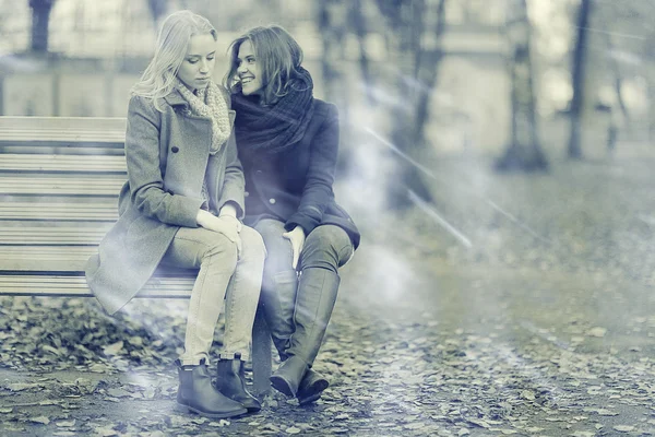 Due giovani ragazze in inverno — Foto Stock