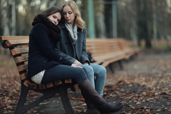 Två flickvänner promenader i parken — Stockfoto