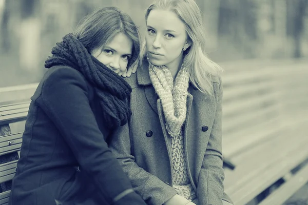 Dos mujeres jóvenes atractivas — Foto de Stock