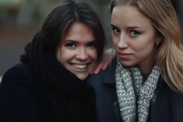 Dos novias jóvenes en invierno — Foto de Stock