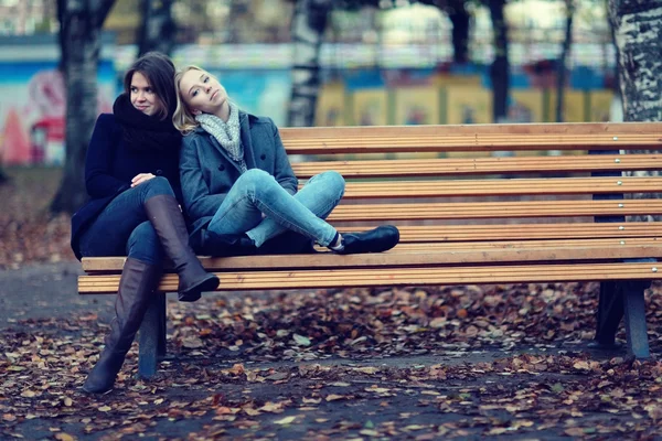 Duas namoradas andando no parque — Fotografia de Stock