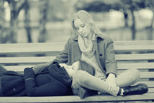 Due amiche che camminano in città — Foto Stock