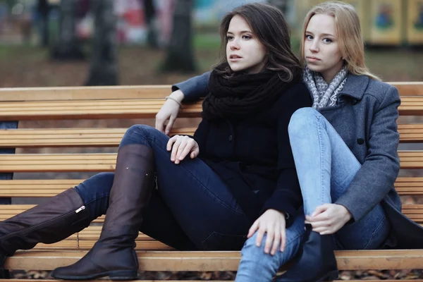 Due amiche che camminano nel parco — Foto Stock