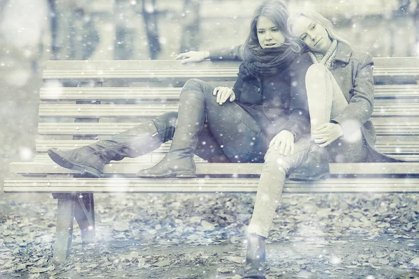 Dwie młode dziewczyny w zimie — Zdjęcie stockowe