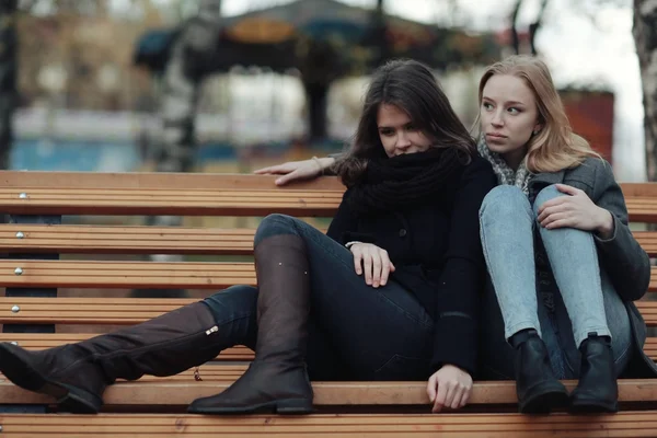 Due amiche che camminano in città — Foto Stock