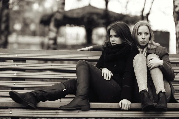 Deux jeunes femmes attirantes — Photo