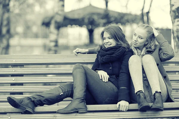 Deux jeunes femmes attirantes — Photo