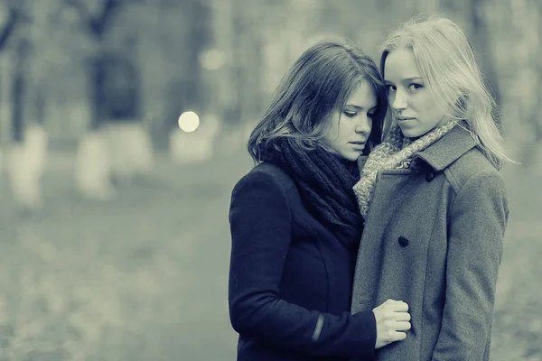 Deux jeunes femmes attirantes — Photo