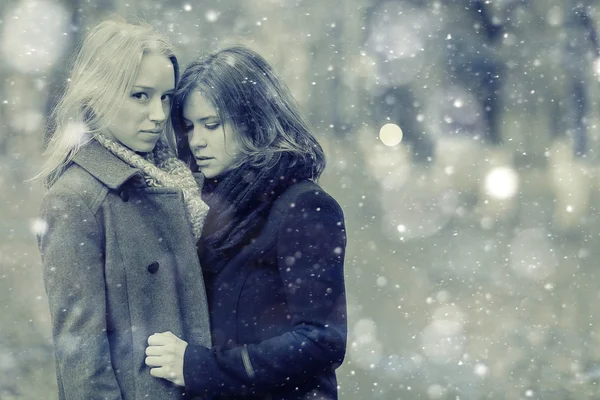 Zwei junge Freundinnen im Winter — Stockfoto