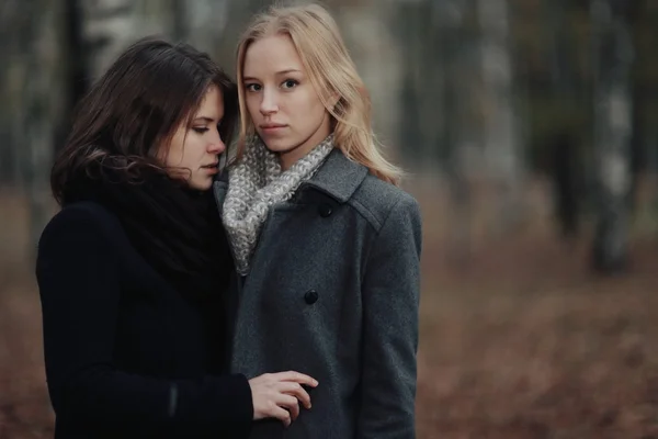 Due amiche che camminano nel parco — Foto Stock