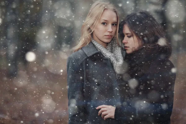 Deux jeunes copines en hiver — Photo