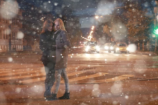 Two young girlfriends in winter — Stock Photo, Image