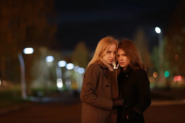 Två flickvänner promenader i city — Stockfoto