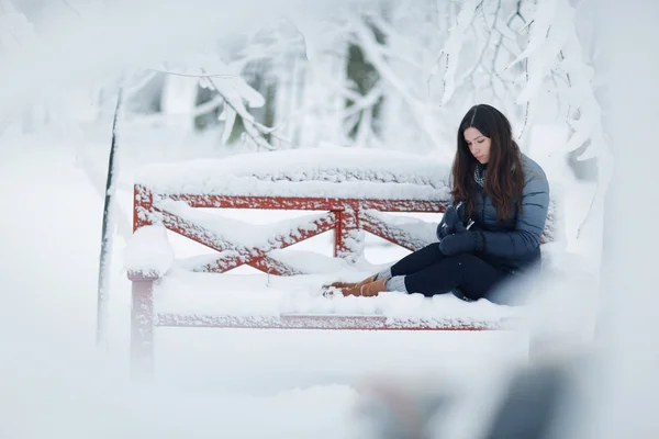 年轻的女孩坐在长椅上 — 图库照片